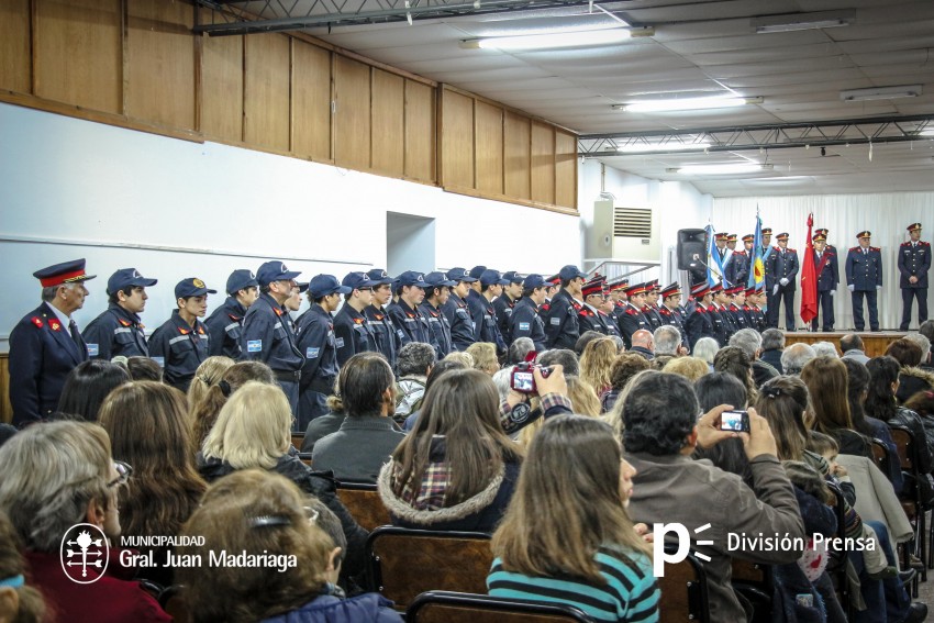 Ascensos, reconocimientos y emociones en el acto de Bomberos