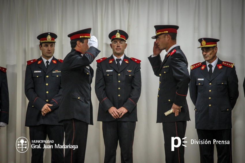 Ascensos, reconocimientos y emociones en el acto de Bomberos