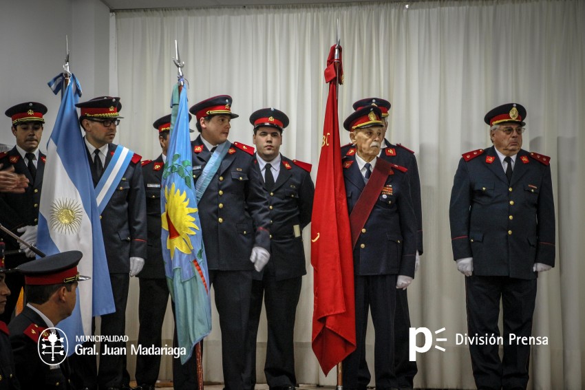 Ascensos, reconocimientos y emociones en el acto de Bomberos
