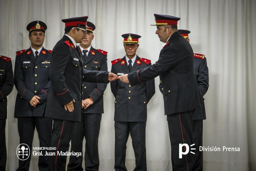 Ascensos, reconocimientos y emociones en el acto de Bomberos
