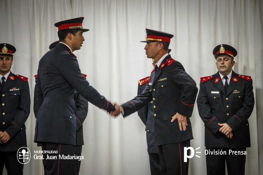 Ascensos, reconocimientos y emociones en el acto de Bomberos