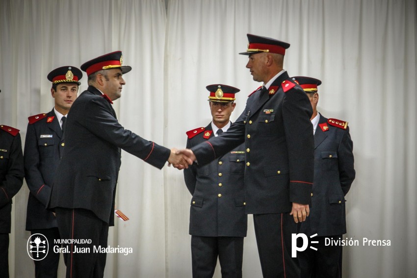 Ascensos, reconocimientos y emociones en el acto de Bomberos