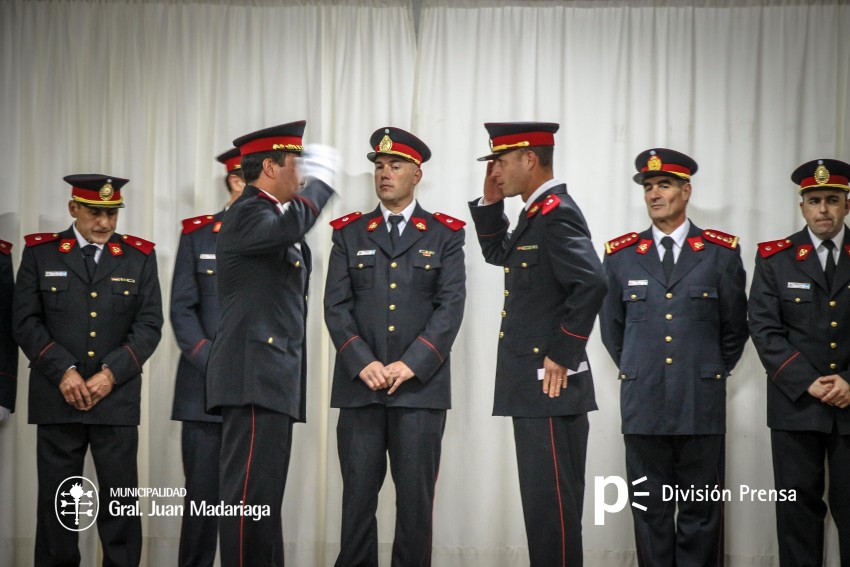 Ascensos, reconocimientos y emociones en el acto de Bomberos
