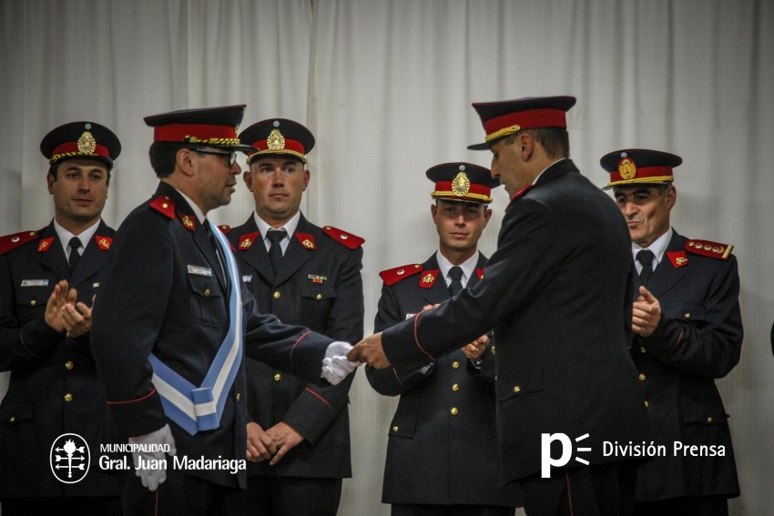 Ascensos, reconocimientos y emociones en el acto de Bomberos