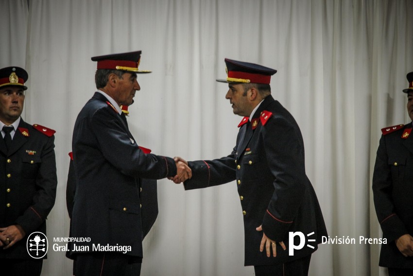 Ascensos, reconocimientos y emociones en el acto de Bomberos