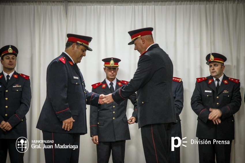 Ascensos, reconocimientos y emociones en el acto de Bomberos