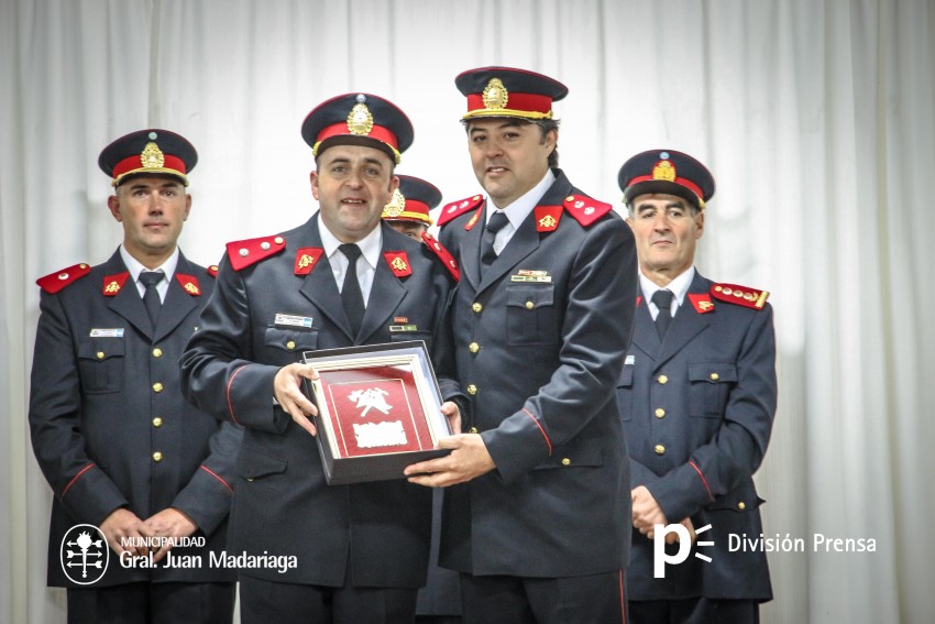 Ascensos, reconocimientos y emociones en el acto de Bomberos