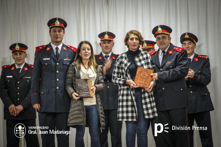 Ascensos, reconocimientos y emociones en el acto de Bomberos