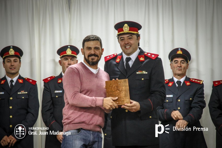 Ascensos, reconocimientos y emociones en el acto de Bomberos