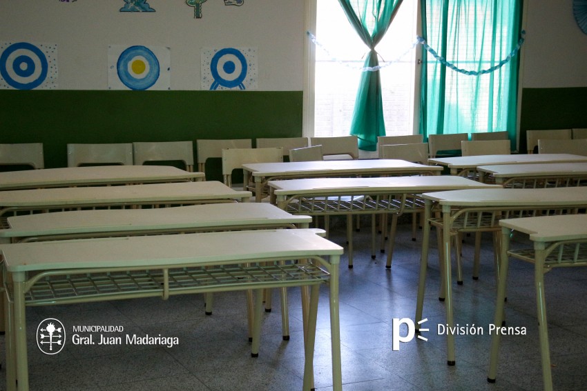 Santoro entreg mobiliario en las Escuela Primaria N 15 y Secundaria 