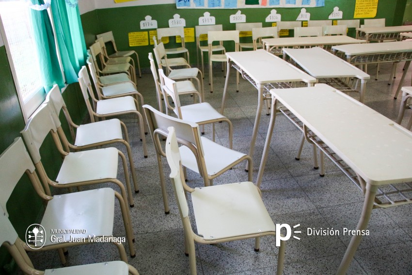 Santoro entreg mobiliario en las Escuela Primaria N 15 y Secundaria 
