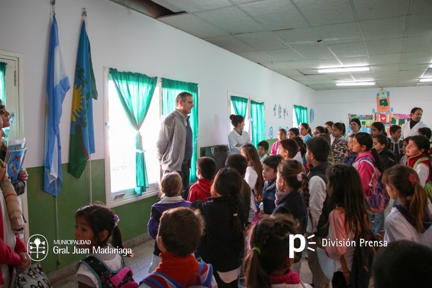 Santoro entreg mobiliario en las Escuela Primaria N 15 y Secundaria 