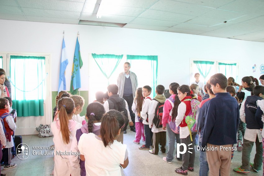 Santoro entreg mobiliario en las Escuela Primaria N 15 y Secundaria 