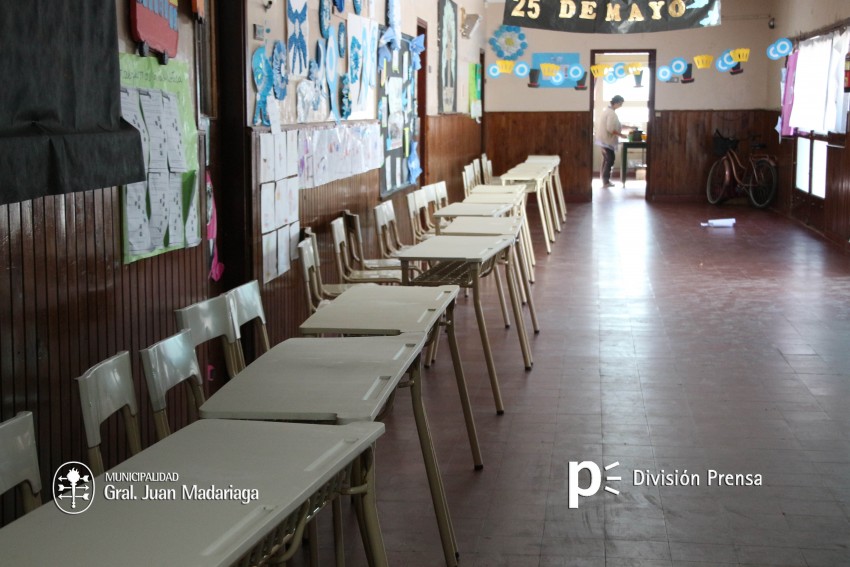 Contina la entrega de mobiliario en distintas instituciones educativa