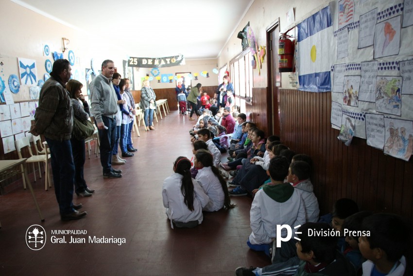 Contina la entrega de mobiliario en distintas instituciones educativa