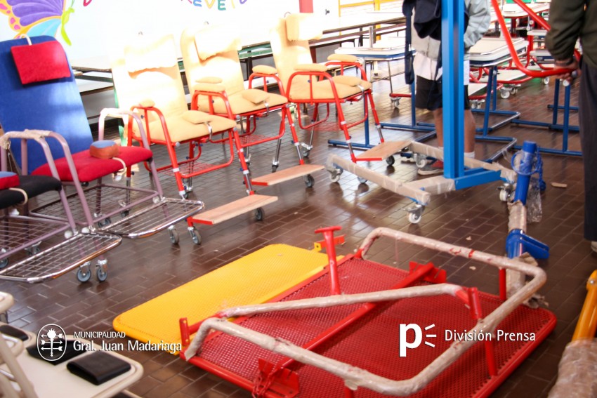 Contina la entrega de mobiliario en distintas instituciones educativa