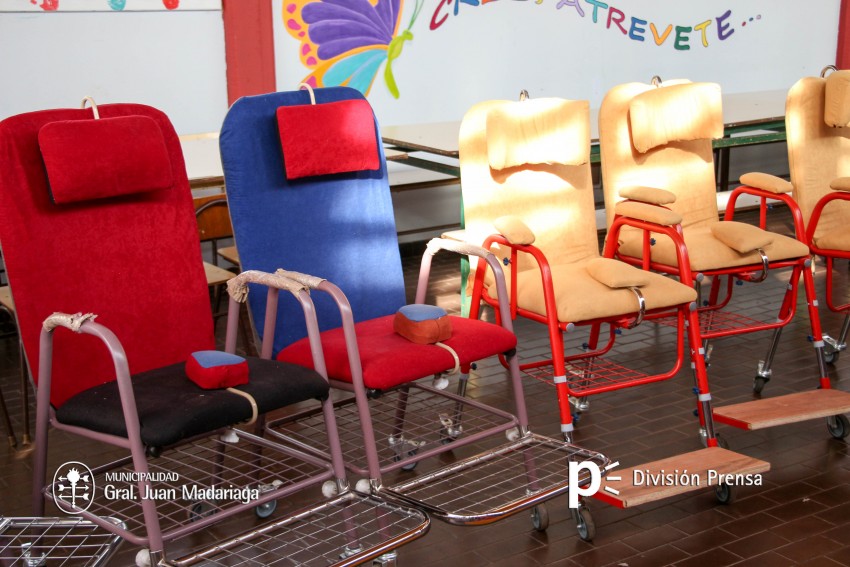 Contina la entrega de mobiliario en distintas instituciones educativa