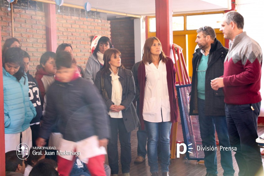 Contina la entrega de mobiliario en distintas instituciones educativa