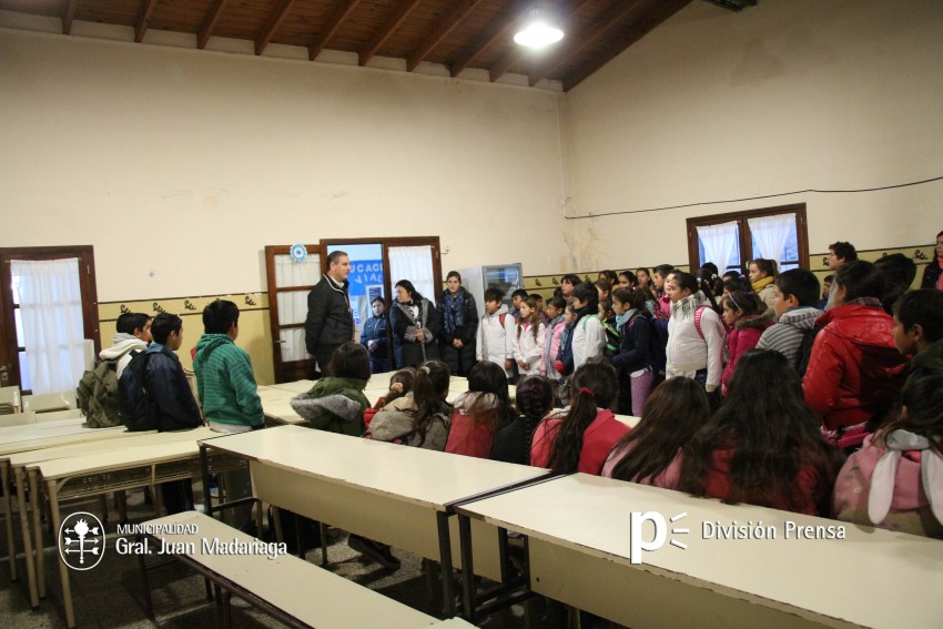 Santoro visit la Escuela Primaria N 3 y Secundaria N 6 del barrio S