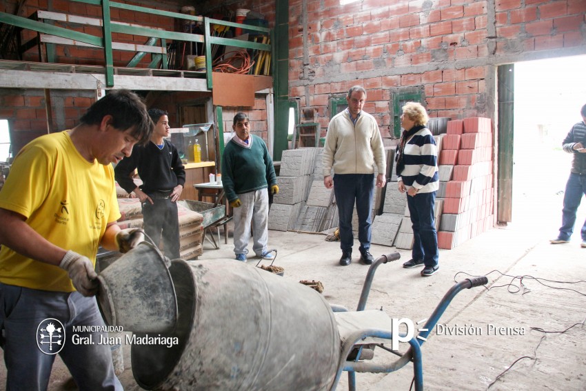 Santoro entreg mobiliario a FAE