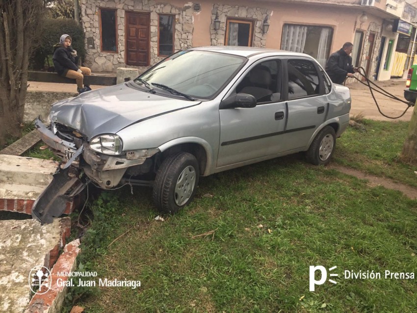 Conductor se descompens�, perdi� el control del veh�culo e impact� con