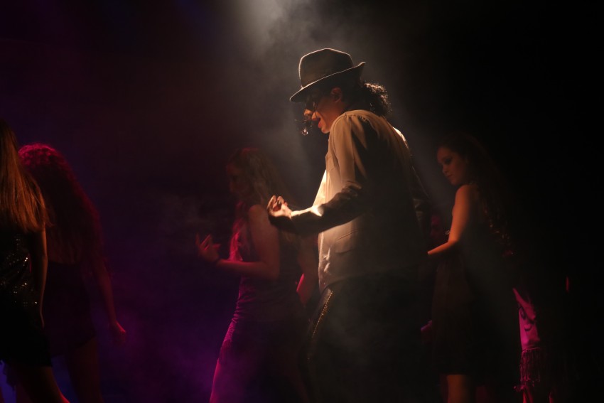 Msica, baile y canto en el tributo a Michael Jackson