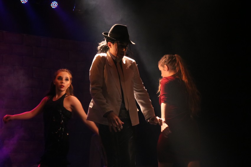 Msica, baile y canto en el tributo a Michael Jackson