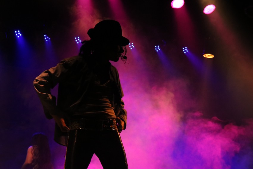 Msica, baile y canto en el tributo a Michael Jackson