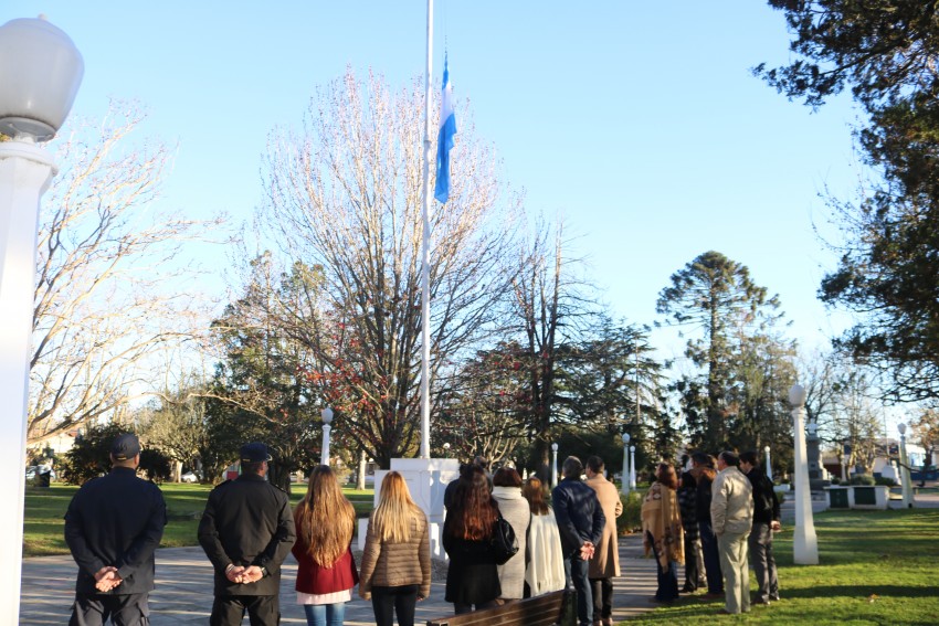 Cientos de alumnos prometieron lealtad a la bandera