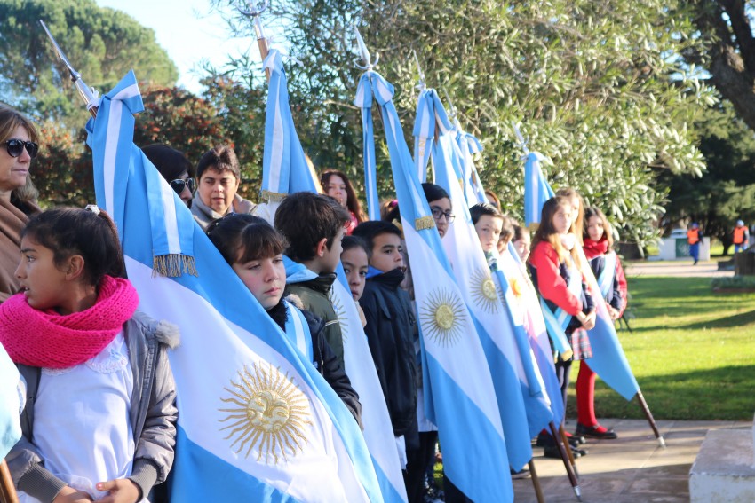 Cientos de alumnos prometieron lealtad a la bandera