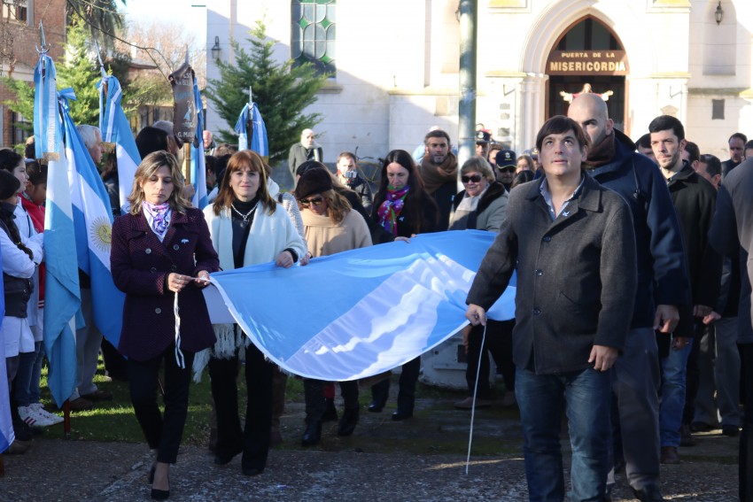 Cientos de alumnos prometieron lealtad a la bandera