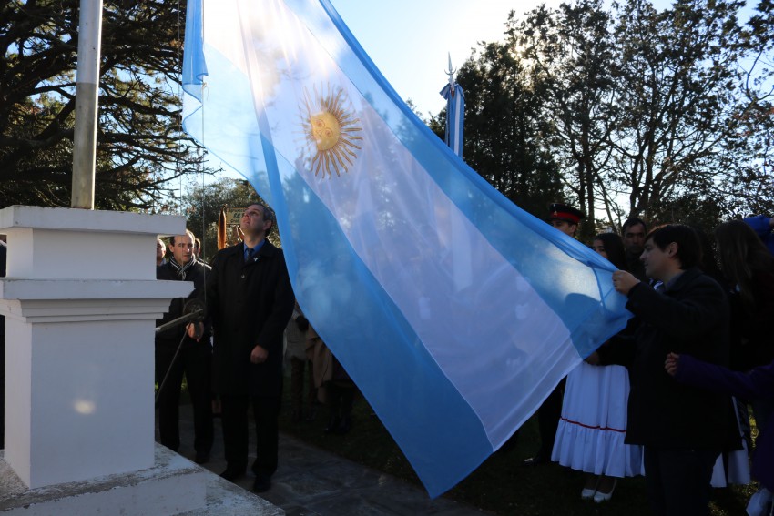 Cientos de alumnos prometieron lealtad a la bandera