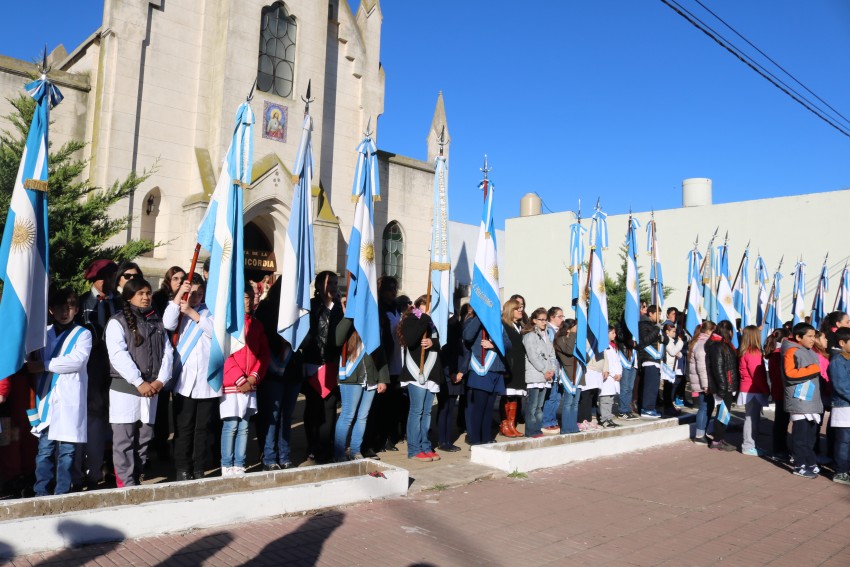 Cientos de alumnos prometieron lealtad a la bandera