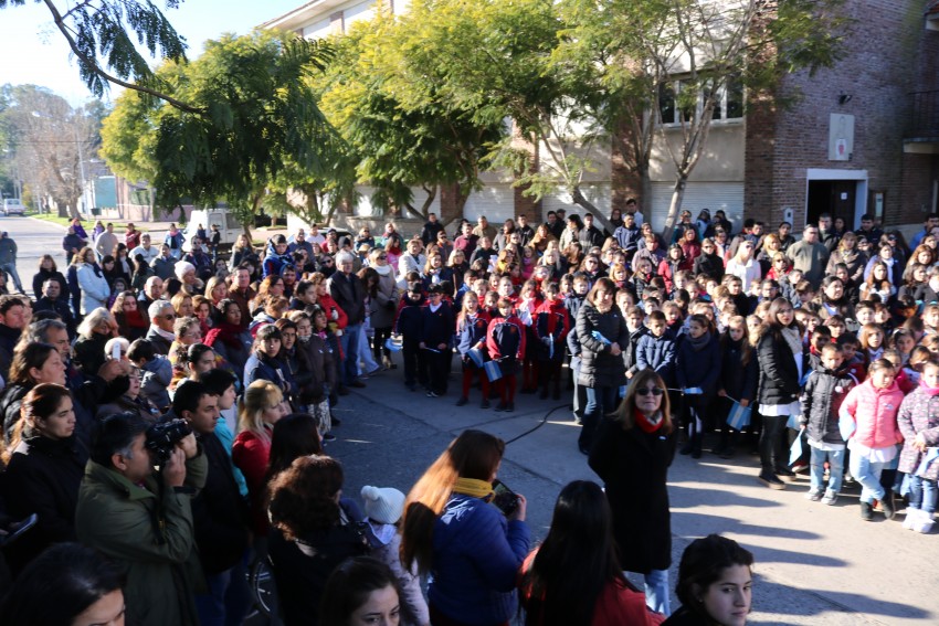 Cientos de alumnos prometieron lealtad a la bandera