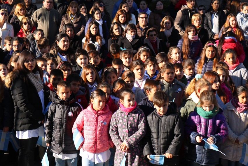 Cientos de alumnos prometieron lealtad a la bandera