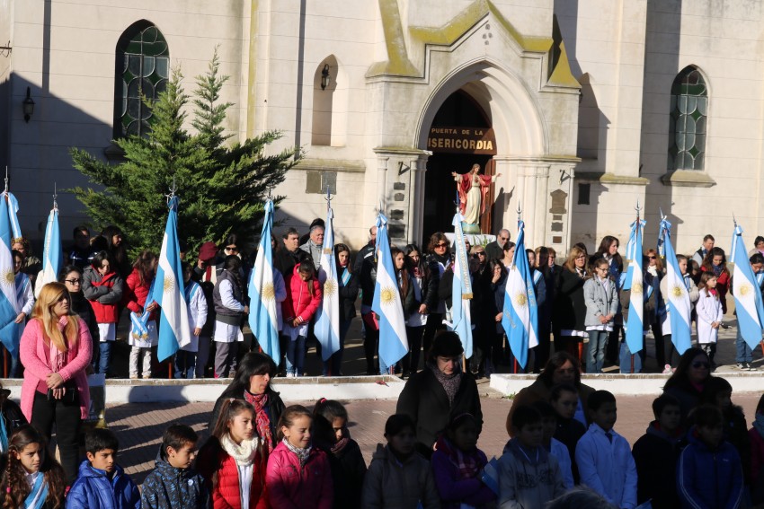 Cientos de alumnos prometieron lealtad a la bandera