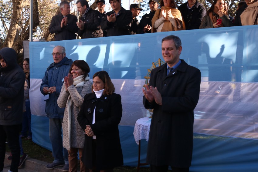 Cientos de alumnos prometieron lealtad a la bandera