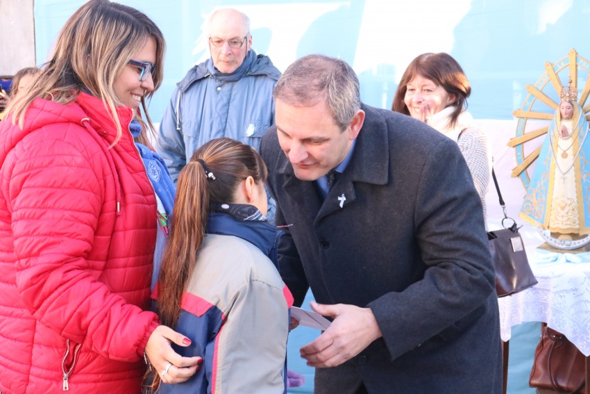 Cientos de alumnos prometieron lealtad a la bandera