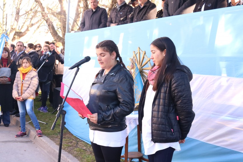 Cientos de alumnos prometieron lealtad a la bandera