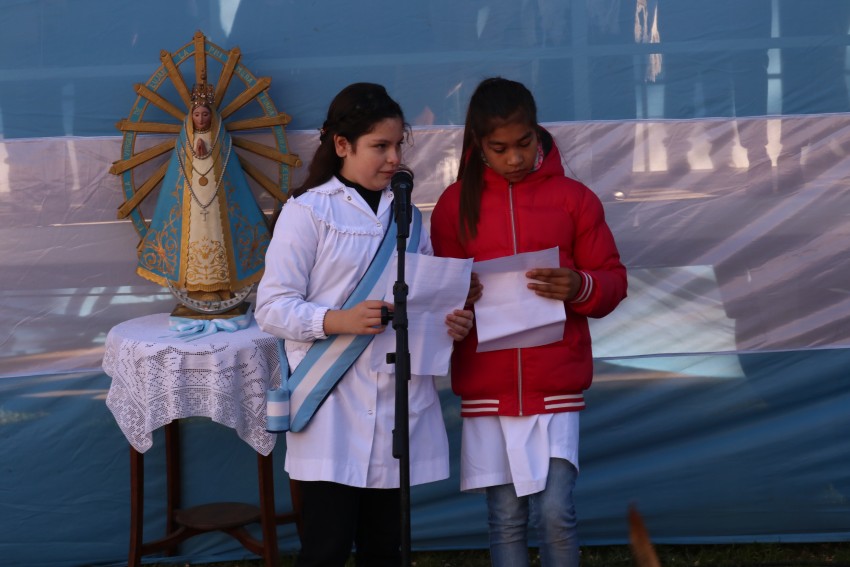 Cientos de alumnos prometieron lealtad a la bandera