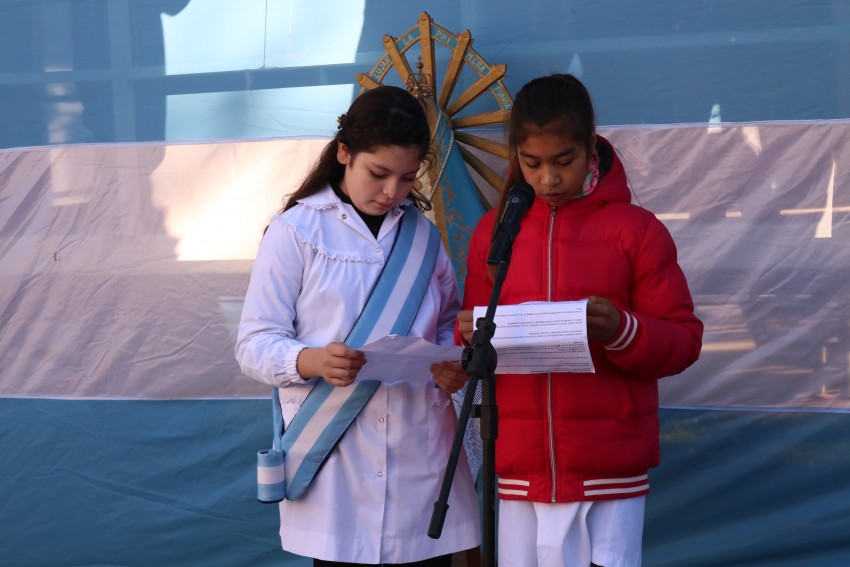 Cientos de alumnos prometieron lealtad a la bandera