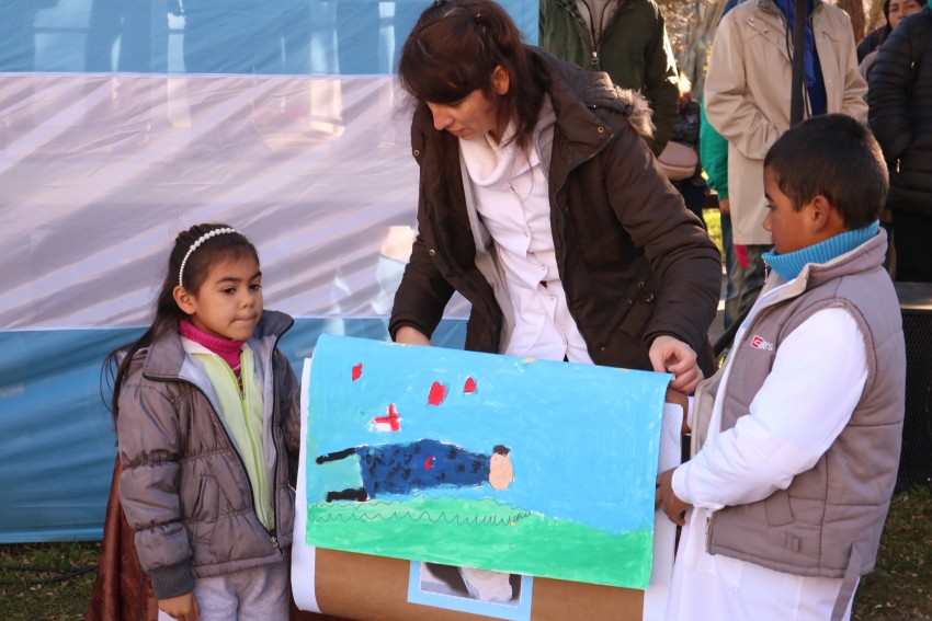 Cientos de alumnos prometieron lealtad a la bandera