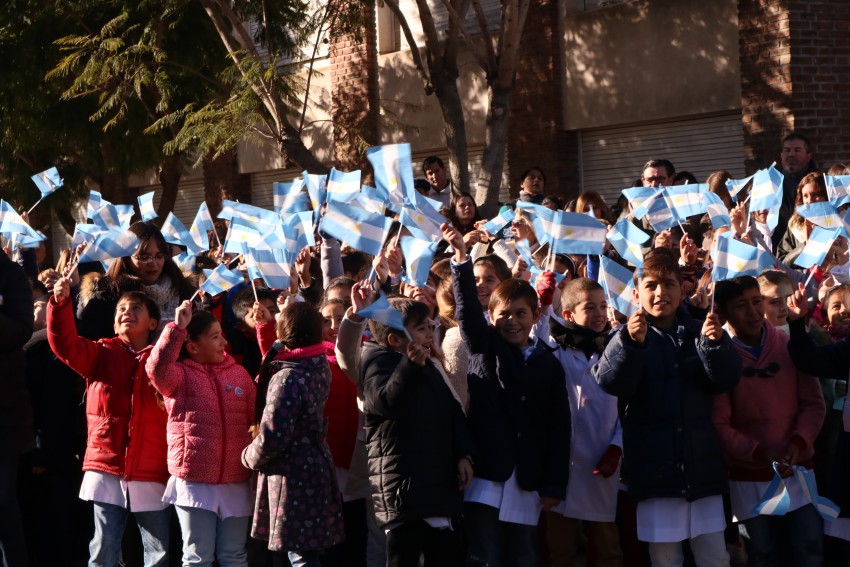 Cientos de alumnos prometieron lealtad a la bandera
