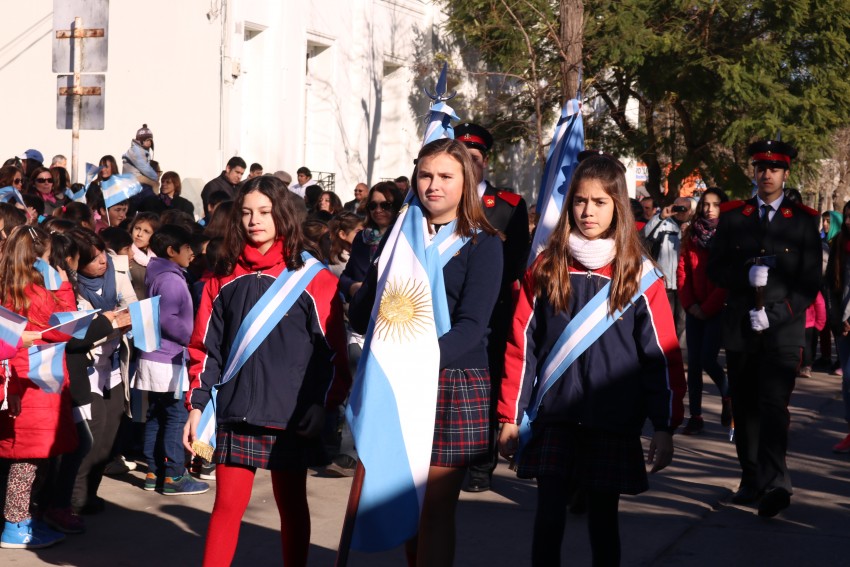 Cientos de alumnos prometieron lealtad a la bandera
