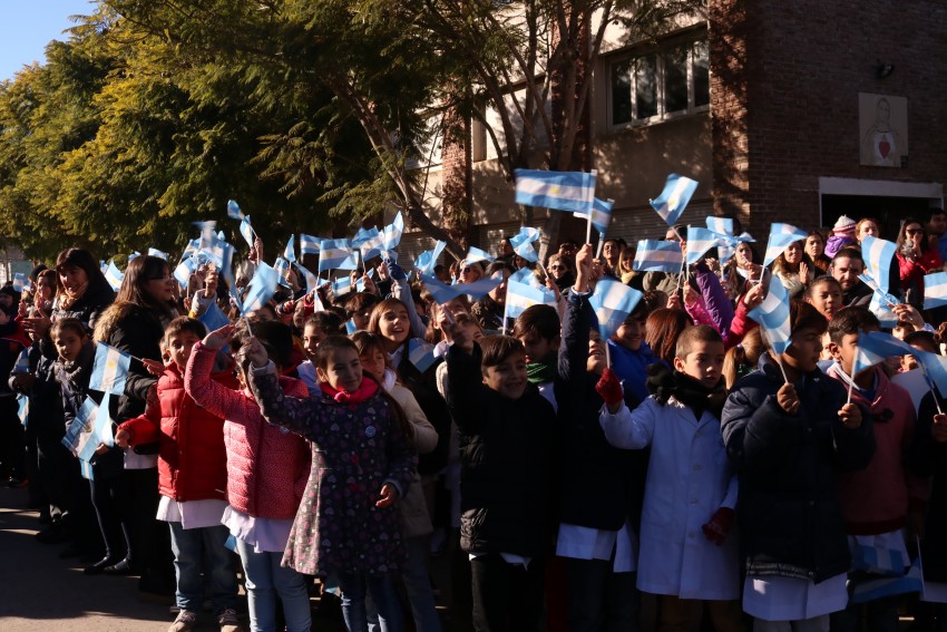 Cientos de alumnos prometieron lealtad a la bandera