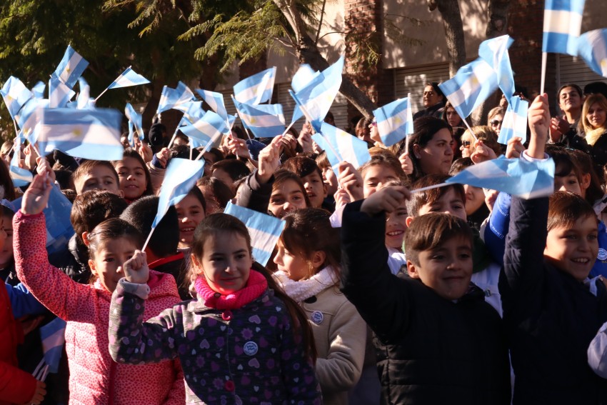 Cientos de alumnos prometieron lealtad a la bandera