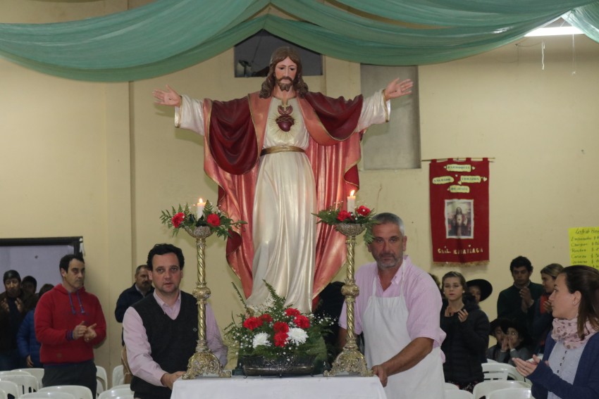 Fiestas patronales con msica y entretenimiento en el Saln Parroquial