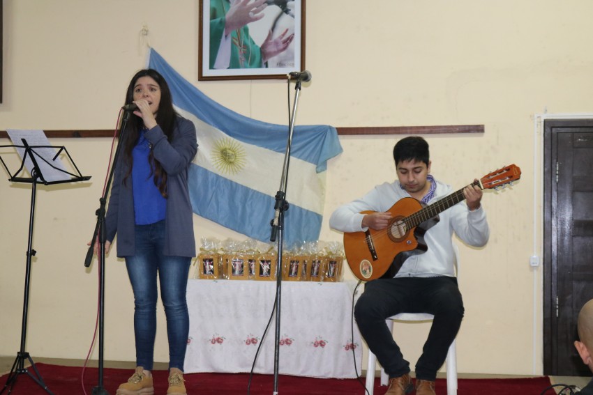 Fiestas patronales con msica y entretenimiento en el Saln Parroquial