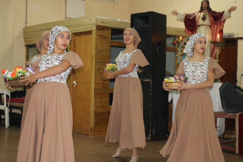 Fiestas patronales con msica y entretenimiento en el Saln Parroquial