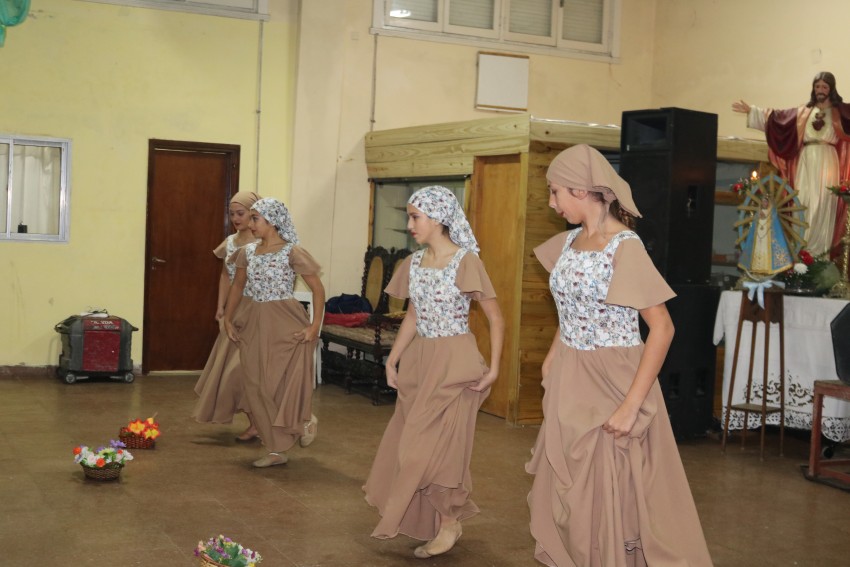 Fiestas patronales con msica y entretenimiento en el Saln Parroquial